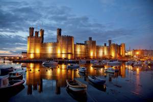 лодки, caernarfon castle, отражение, Замок Карнарвон, замок, яхты, Англия